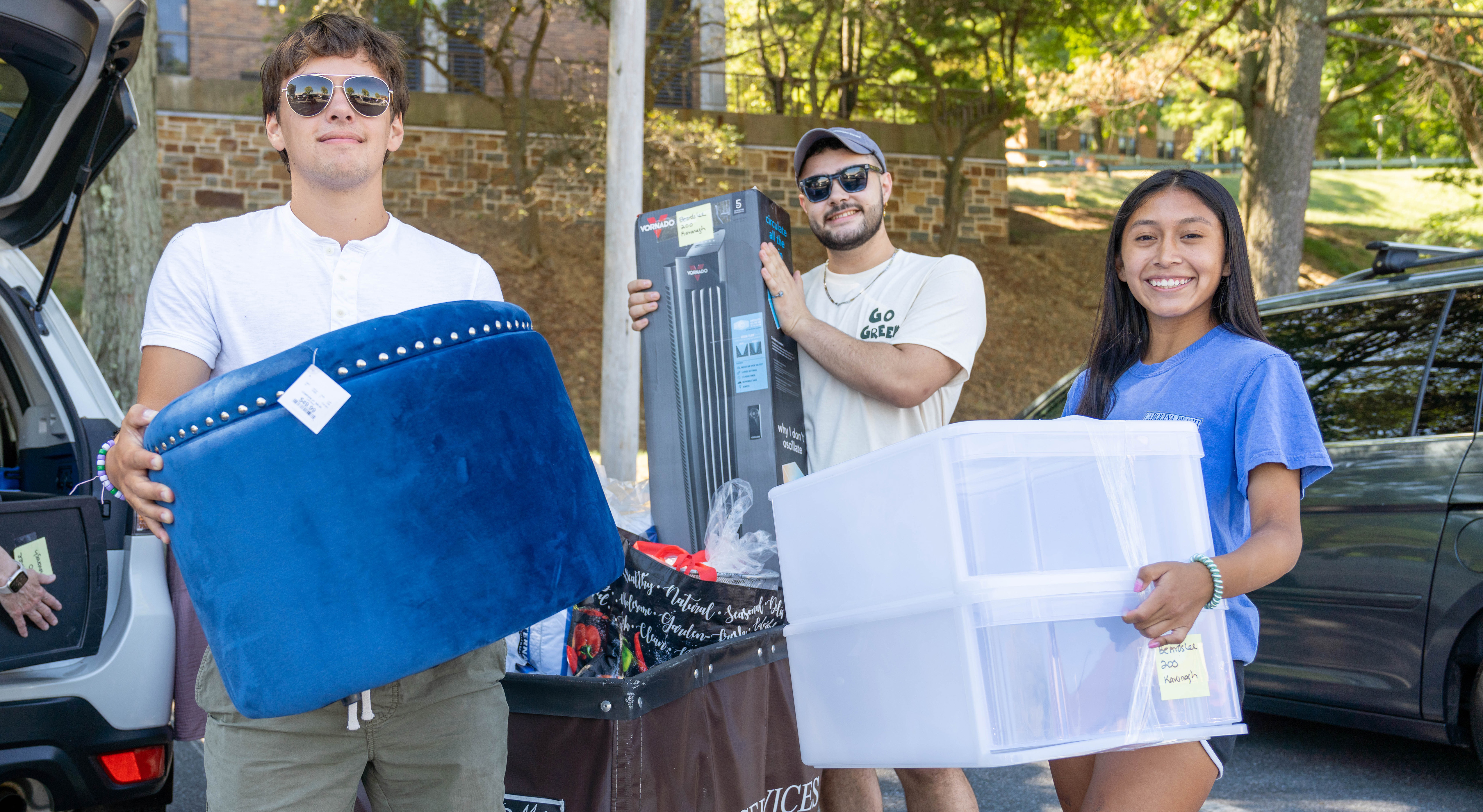 students moving in to residence hall