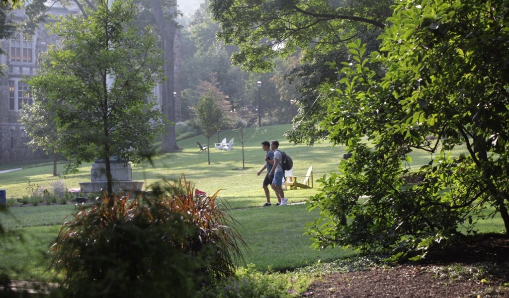 Students walking on UC front lawn 