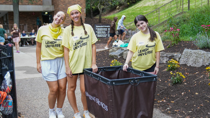 Orientation Leaders helping students move in