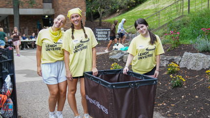 Orientation Leaders helping students move in